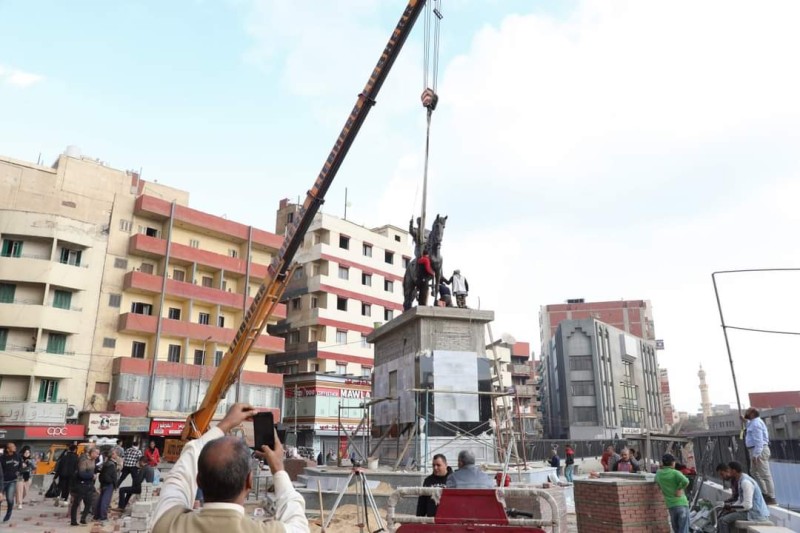 محافظ الشرقية يُتابع أعمال نقل تمثال عرابي لمكانه الجديد بميدان عرابي بمدينة الزقازيق