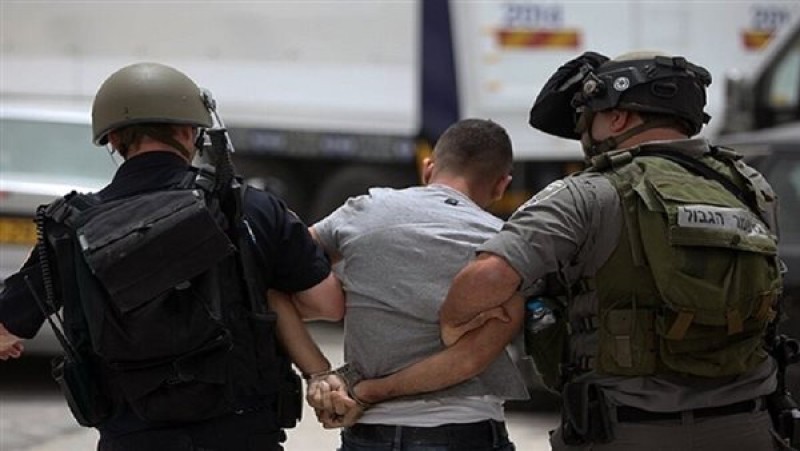 اعتقال فلسطيني من قبل جيش الاحتلال الإسرائيلي