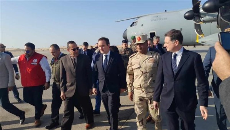 محافظ شمال سيناء يستقبل وزير الدفاع الفرنسي في مطار العريش ا