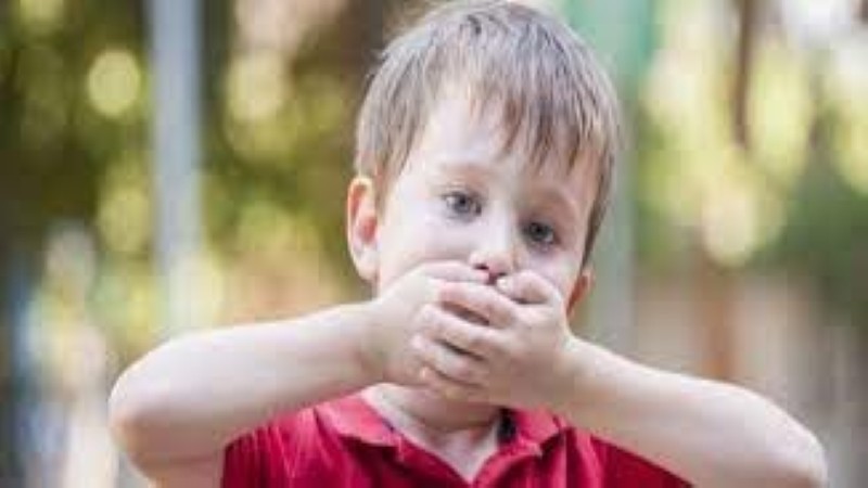 عادات خاطئة تسبب رائحة الفم الكريهة عند الأطفال