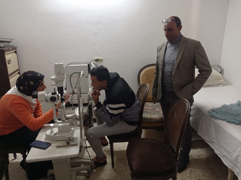 الكشف على 302 مواطن بمختلف التخصصات خلال تنفيذ قافلة طبية بقرية قليشان بإيتاي البارود