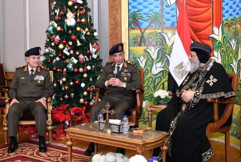 وزير الدفاع أثناء تقديم تهنئة العيد للبابا تواضروس 