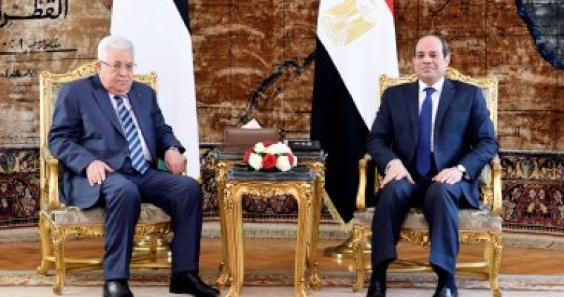 أبو مازن يصل القاهرة للقاء الرئيس السيسى 