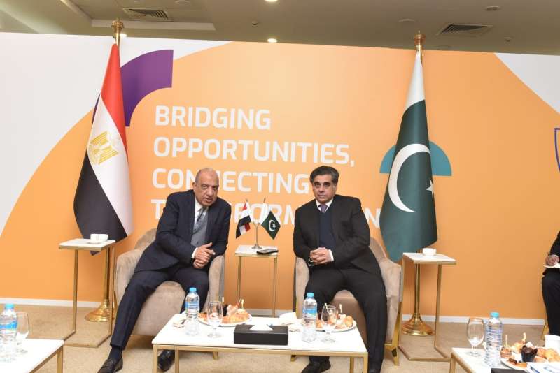 وزير قطاع الأعمال يبحث مع وزير التجارة الباكستاني تعزيز التعاون المشترك