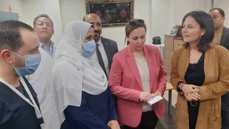 وزيرة الخارجية الألمانية تزور الجرحي الفلسطينيين في مستشفى العريش العام
