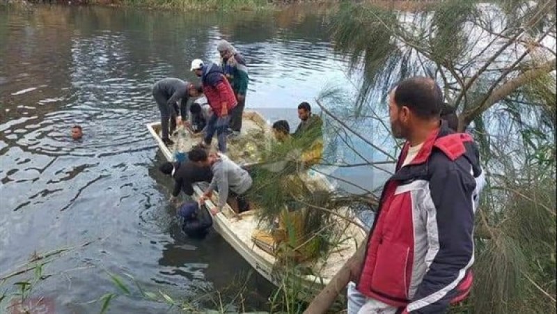الأهالي ينقذون شخصًا ألقى بنفسه في مياه النيل بطلخا