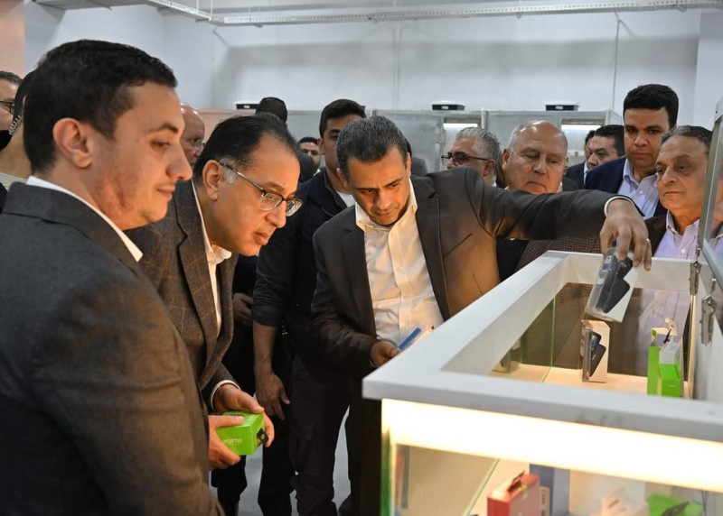 رئيس الحكومة يزور مصنع ”وادي السيليكون” للصناعات الإلكترونية بالسخنة