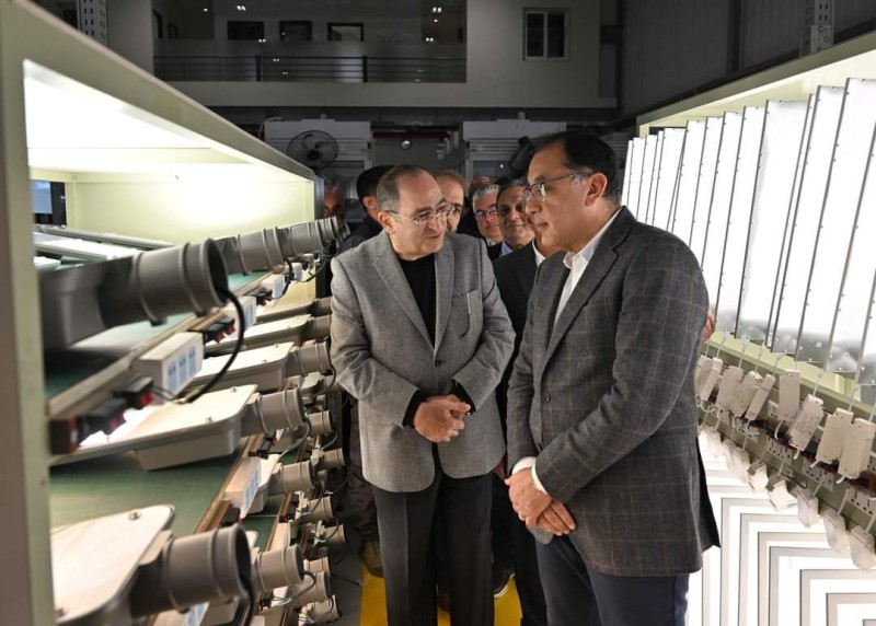 رئيس الحكومة يزور مصنع سيراج ” فلير” لإنتاج أجهزة الإضاءة