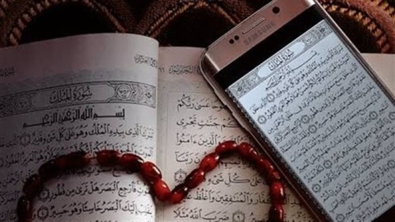 هل يجوز قراءة القرآن من الموبايل بدون وضوء؟.. الإفتاء توضح