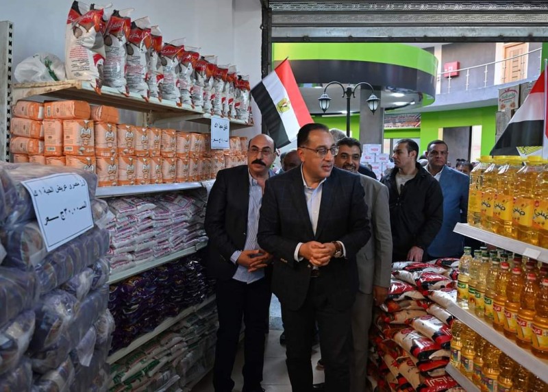 رئيس الحكومة يتفقد معرض السلع الغذائية بحي ”اللوتس” ضمن جولته اليوم بمحافظة أسوان