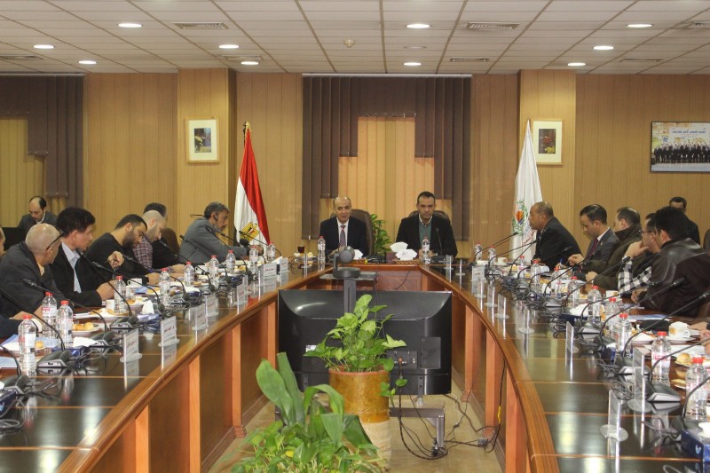 جامعة المنصورة تعقد اجتماعًا بوفد من رجال الأعمال وأصحاب المصانع بميت غمر