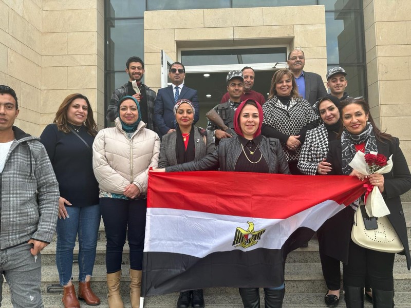 امينات المراة بعمال مصر يحتفلان بأعياد الشرطة بتوزيع الورد والشيكولاتة