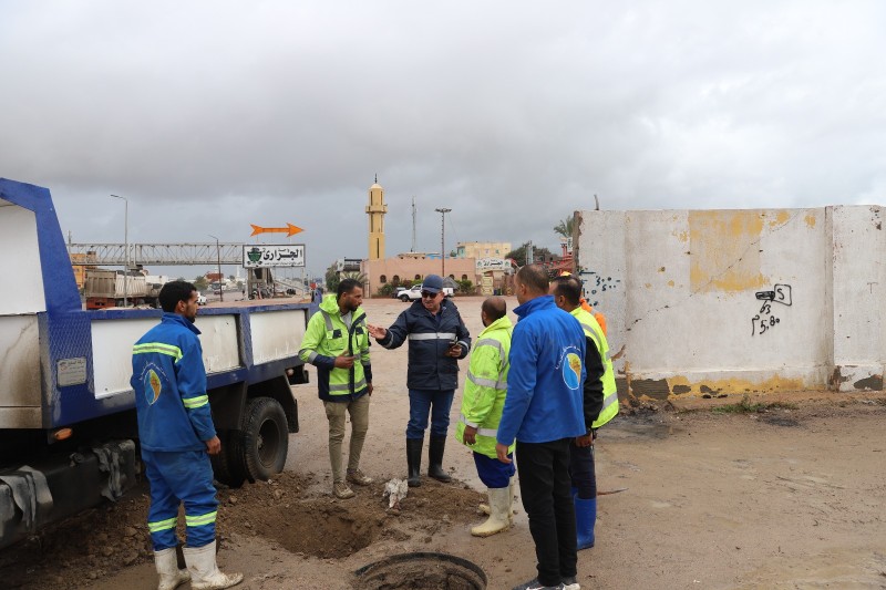 رئيس شركة الصرف الصحي بالإسكندرية يتفقد التعامل مع مياه الأمطار”صور”