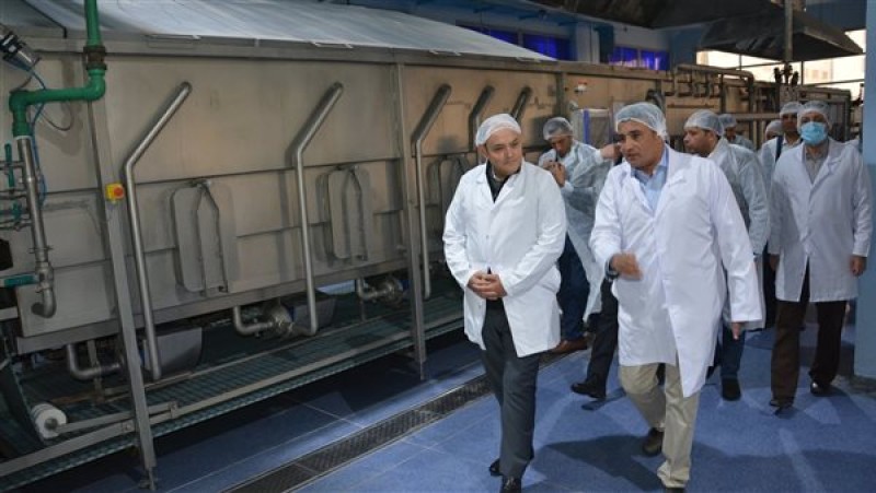 وزير التجارة والصناعة يختتم جولته في منطقة العبور بزيارة مصانع لإنتاج البن والأجبان