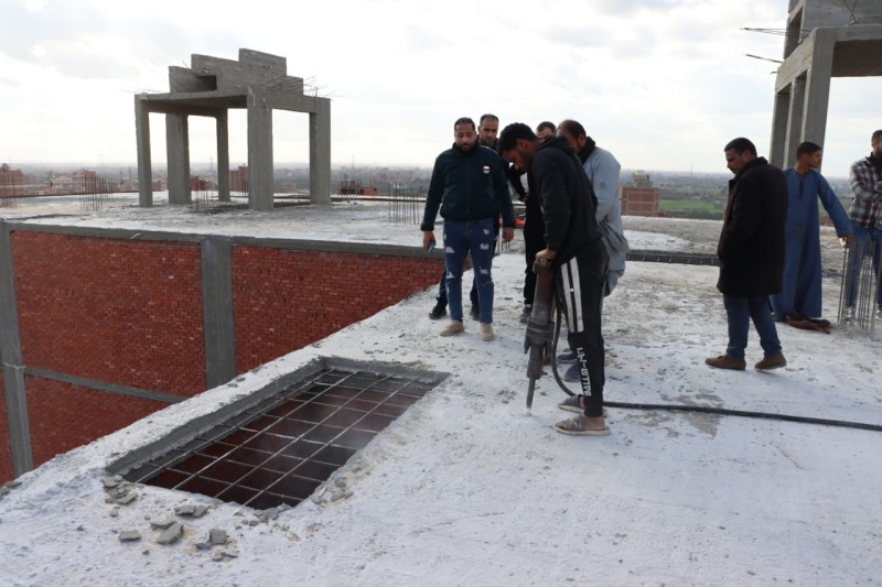 محافظ القليوبية يشهد إزالة 7 طوابق بأحد الأبراج المخالفة بمدينة طوخ ” صور ”