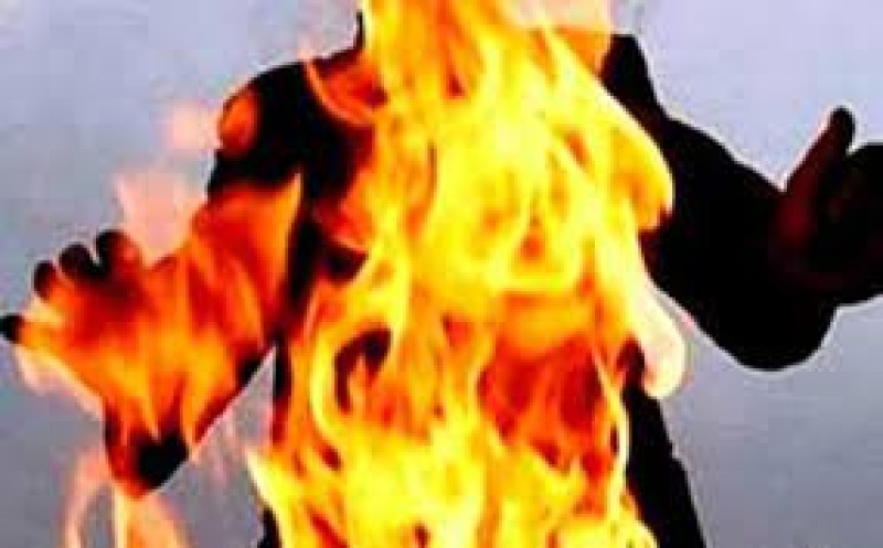 عامل نظافة يضرم النيران في جسده بسبب والدته رفضت خطبته بالجيزة