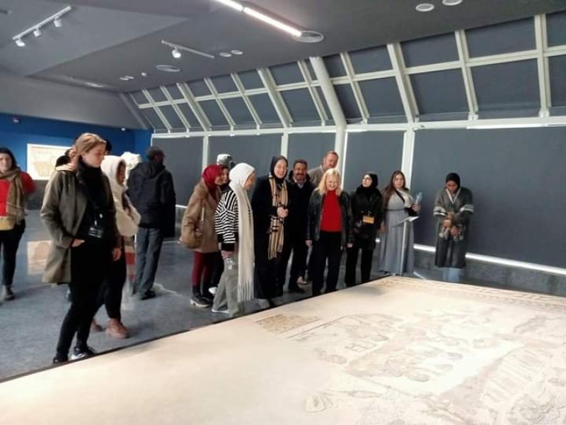 مسئولوا برنامج الآثاريين والمرممين في زيارة للمتحف اليوناني الروماني