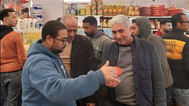 السكرتير العام لمحافظة الإسماعيلية يتفقد معرض "أهلًا رمضان"