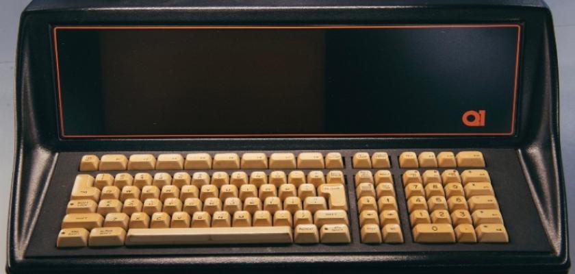 بعد 50 عاما..عمال تنظيف يعثرون على أول كمبيوتر بالعالم