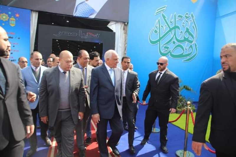 محافظ الجيزة أثناء افتتاح معرض اهلا رمضان