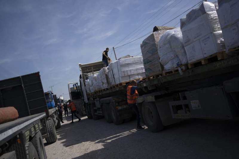 الهلال الأحمر: جاهزين لإدخال 1000 شاحنة في اليوم الواحد إلى غزة