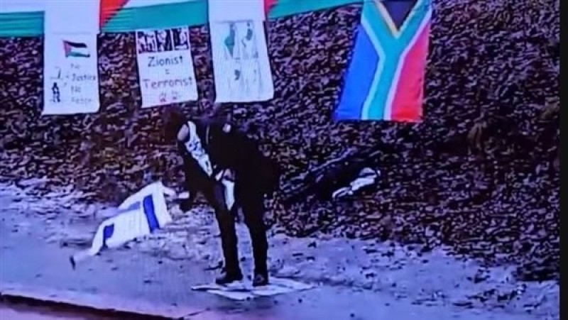 بصق ودهس بالأقدام.. ناشط يحرق علم الاحتلال أمام السفارة الإسرائيلية في النرويج