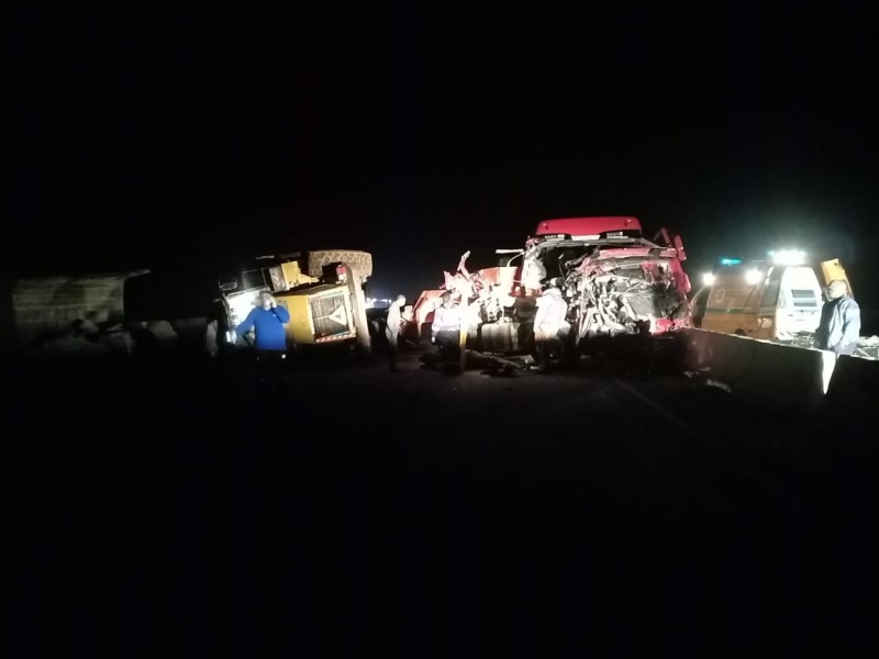 إصابة 8 أشخاص في تصادم سيارتين على الطريق الصحراوي بالبحيرة