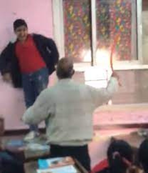 تداول فيديو لمعلم يضرب تلميذا داخل الفصل بمدرسة في القاهرة ... بشكل غير آدمي
