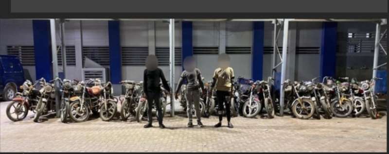 حبس 3 عاطلين في سرقة دراجات نارية بالساحل
