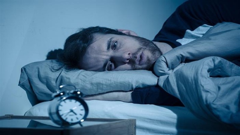 طبيب يحذر من مرض يؤدي إلى اضطرابات النوم