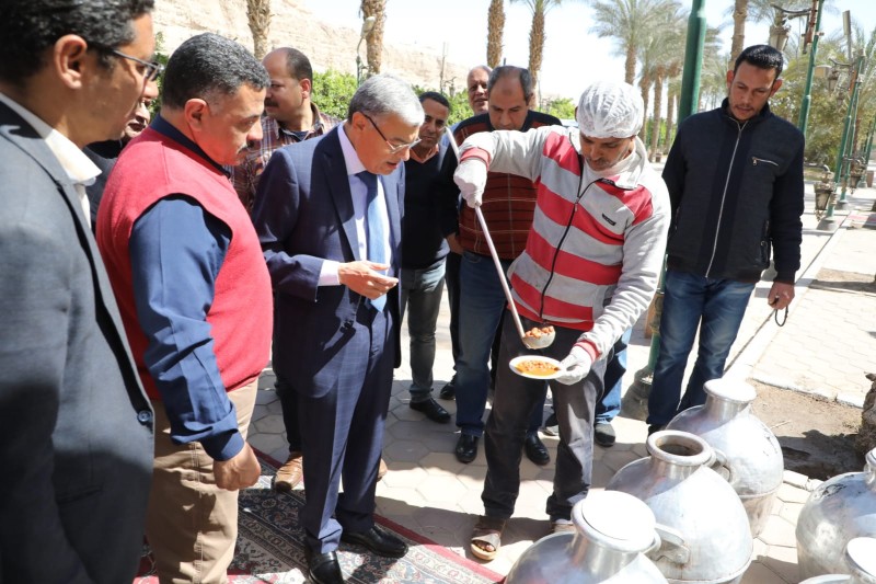 محافظ المنيا يتفقد مشروع " قدرة الفول المدمس" لتوزيعها يوميا