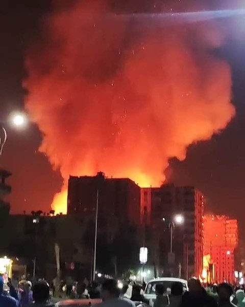احتشاد الأهالي بحريق استديو الأهرام بالهرم في الشارع تخوفا من زحف النيران للمساكن