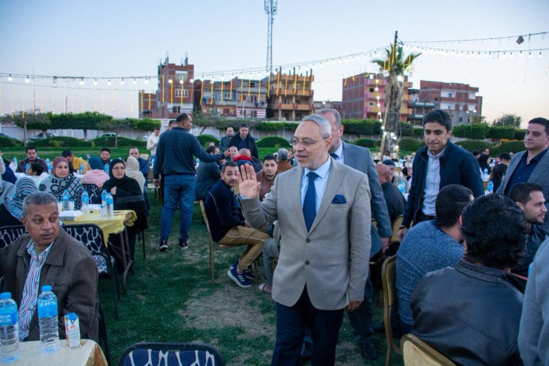 رئيس جامعة طنطا ينظم حفل إفطار جماعي للعمالة 