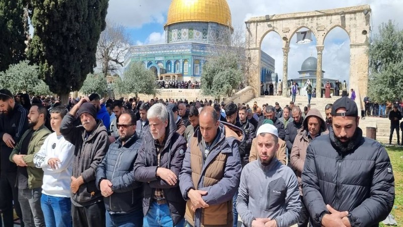 رغم قيود الاحتلال.. 120 ألف فلسطيني يؤدون صلاة الجمعة بالمسجد الأقصى