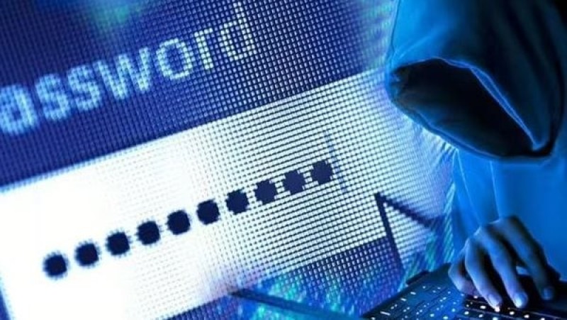 سرقة 14 حساب فيسبوك وابتزاز أصحابهم.. الأمن يكشف تفاصيل الجريمة