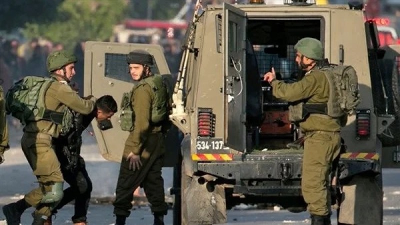 قوات الاحتلال تعتقل 16 فلسطينيا من الضفة