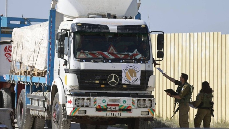 قبل توجههم إلي معبر رفح.. الاحتلال يعتقل سائقي شاحنات المساعدات في غزة