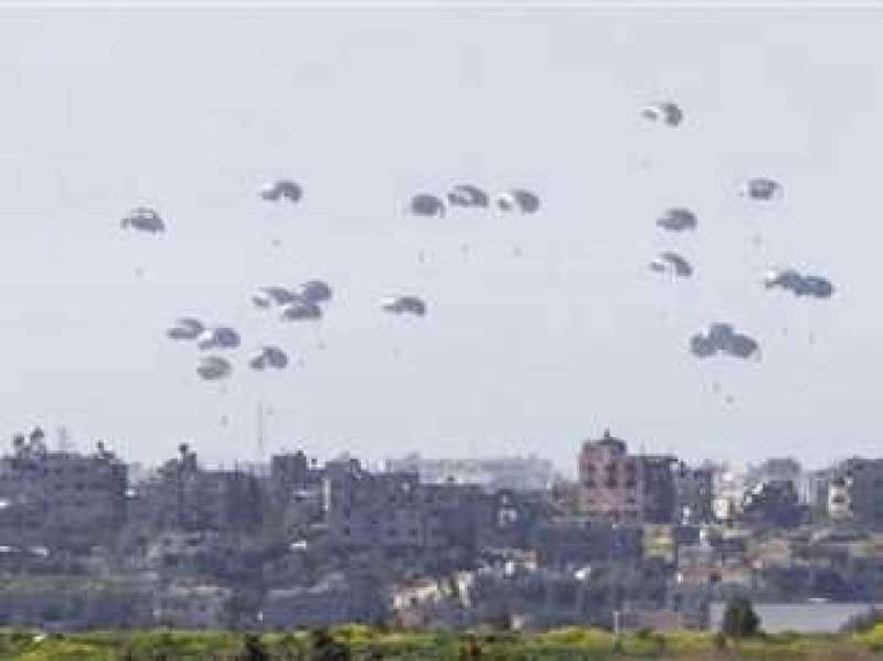 مصر تواصل الإسقاط الجوي اليومي للمساعدات الإنسانية والإغاثية على شمال غزة