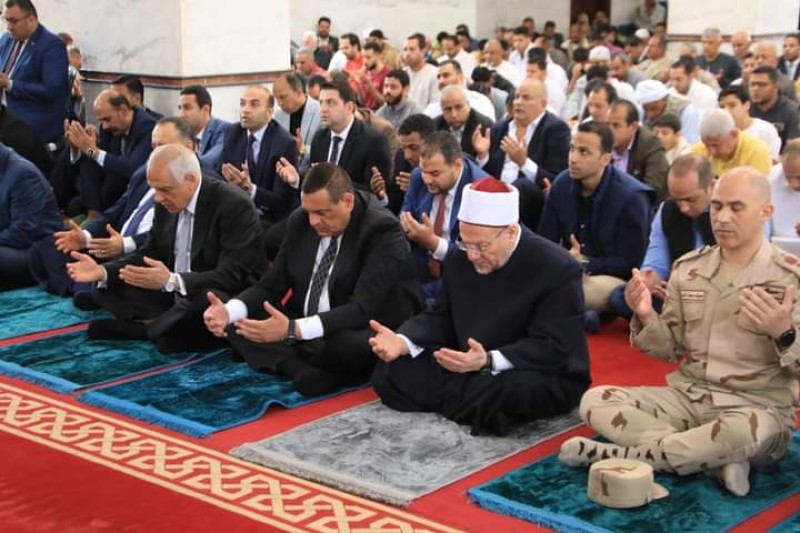 وزير التنمية وفضيلة المفتي أثناء افتتاح المسجد