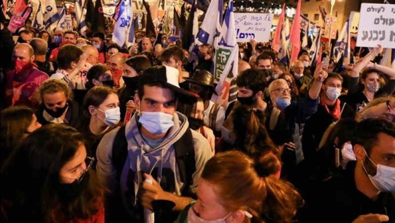 لليوم الثاني.. آلاف المتظاهرين يتجهون نحو منزل ”نتنياهو” في القدس