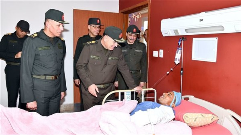 رئيس أركان حرب القوات المسلحة يزور عددًا من المصابين بمستشفى القوات المسلحة بالحلمية