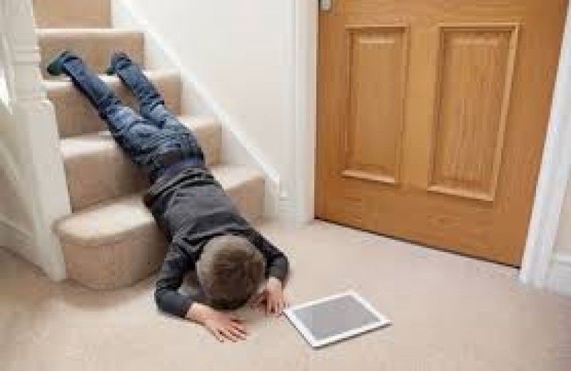 مصرع طفل سقط من أعلى درج السلم بالوراق