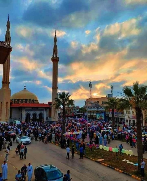 آلاف المصلين يؤدون شعائر صلاة عيد الفطر المبارك بساحة ميدان الساعة بمدينة دمياط
