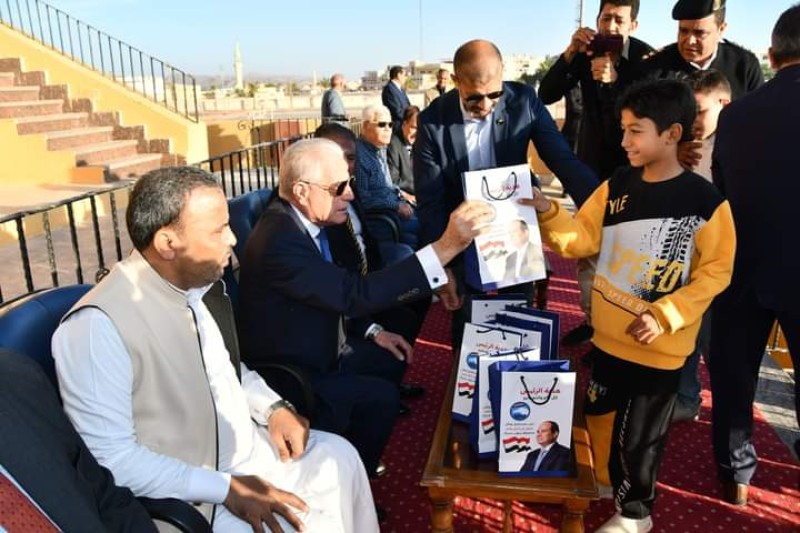 محافظ جنوب سيناء يؤدي صلاة عيد الفطر بالعاصمة ويوزع الهدايا على الأطفال