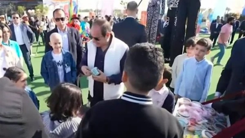 السيسي يشارك أبناء الشهداء الألعاب خلال احتفالية العيد