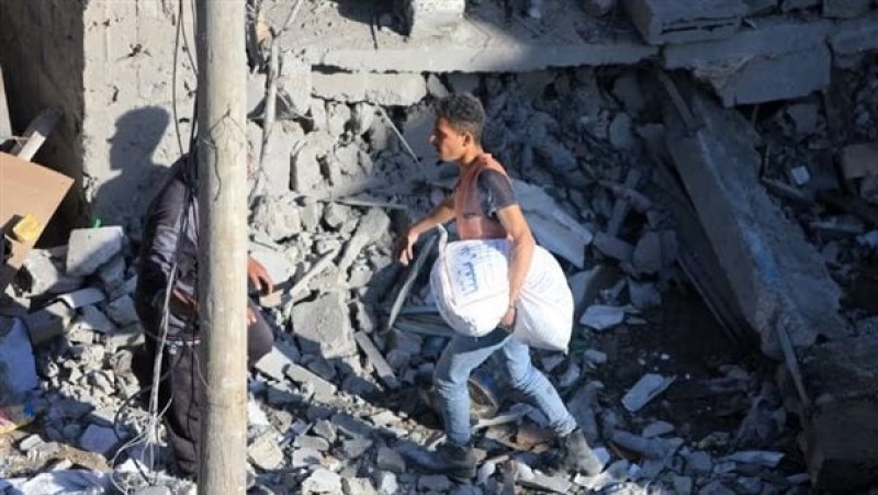 قصف إسرائيلي يستهدف نازحين بشارع الرشيد متجهين لشمال غزة
