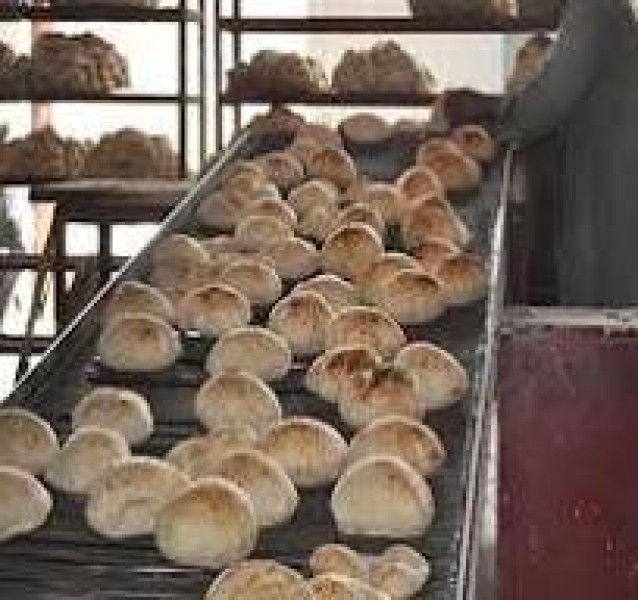 التموين تلزم أصحاب المخابز إعلان سعر رغيف الخبز والوزن