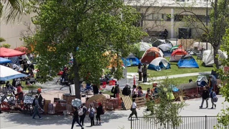 معارضون يهاجمون بعنف الطلاب المؤيدين لفلسطين بمخيم في جامعة كاليفورنيا