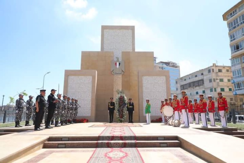 محافظ دمياط تضع إكليل الزهور على النصب التذكارى للجندى المجهول احتفالاً بالعيد القومى للمحافظة