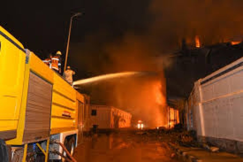 الحماية المدنية تسيطر على حريق شركة الإسكندرية للأدوية و إنقاذ مئات المواطنين